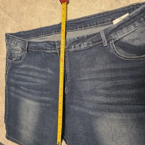 Womens High Rise Plus Size Embroidered Denim Shorts Size 6X New - Picture 9 of 10
